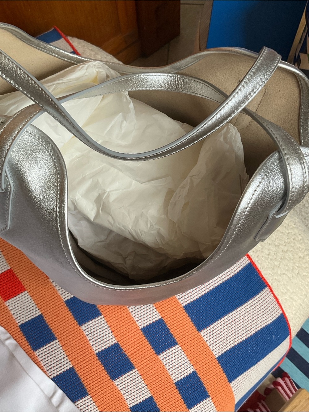 Reduced! NWT. J and M Davidson Silver Leather Small Ray Bag. - Picture 10 of 12